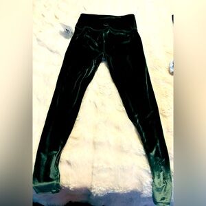 NWT Beyond Yoga Super smooth and soft velvet forest green leggings size medium